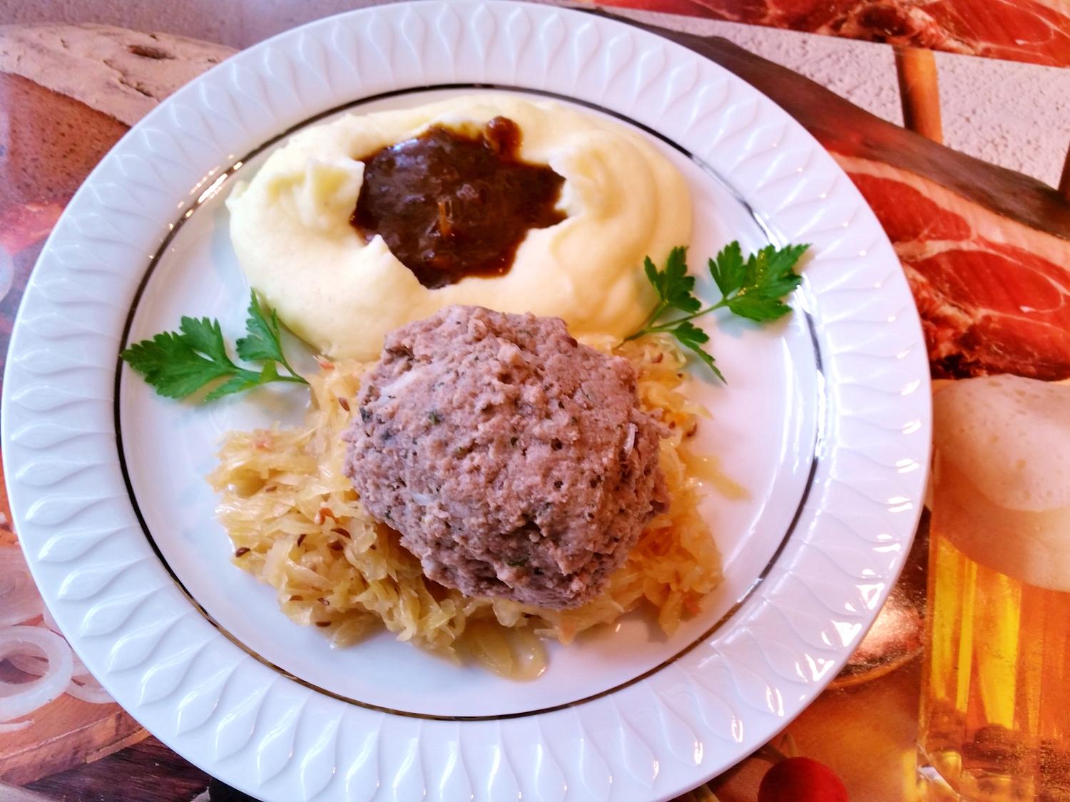 Leberknödel auf Sauerkraut am Kartoffelpüree-Krater - Rezept - kochbar.de