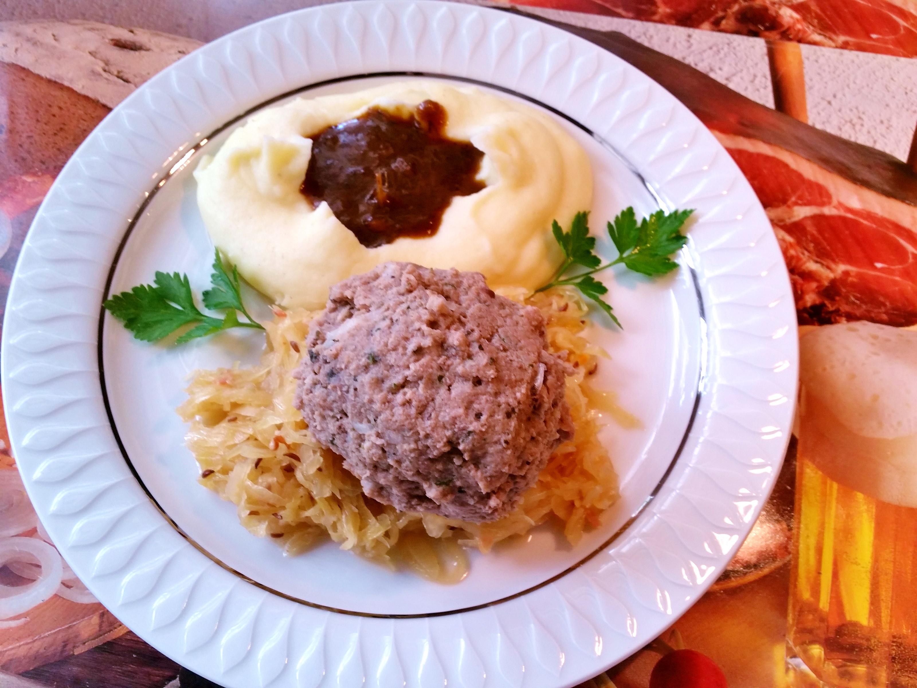 Leberknödel auf Sauerkraut am Kartoffelpüree-Krater - Rezept von mimi