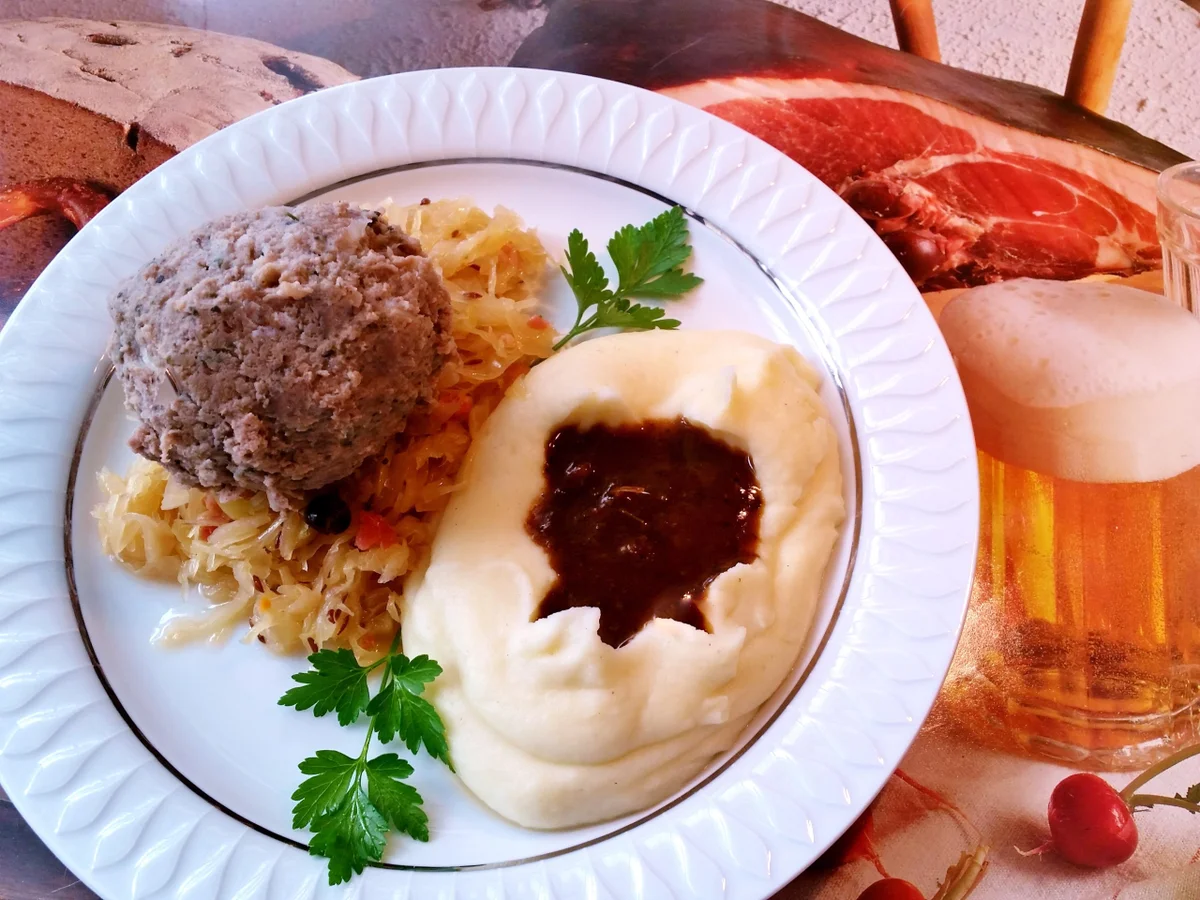 Leberknödel auf Sauerkraut am Kartoffelpüree-Krater - Rezept - Bild Nr. 4242
