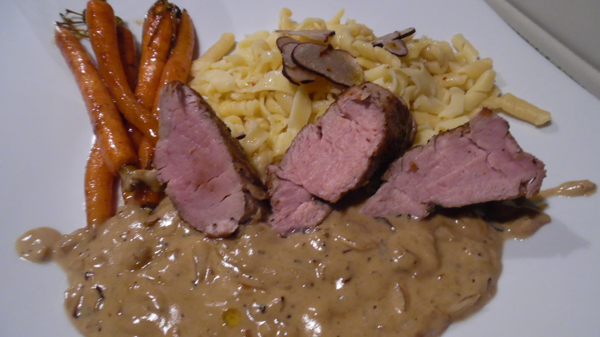 Bilder für Schweinefilet-Köpfe mit Trüffel-Rahm-Soße, glasierten Möhren und Fusilli - Rezept