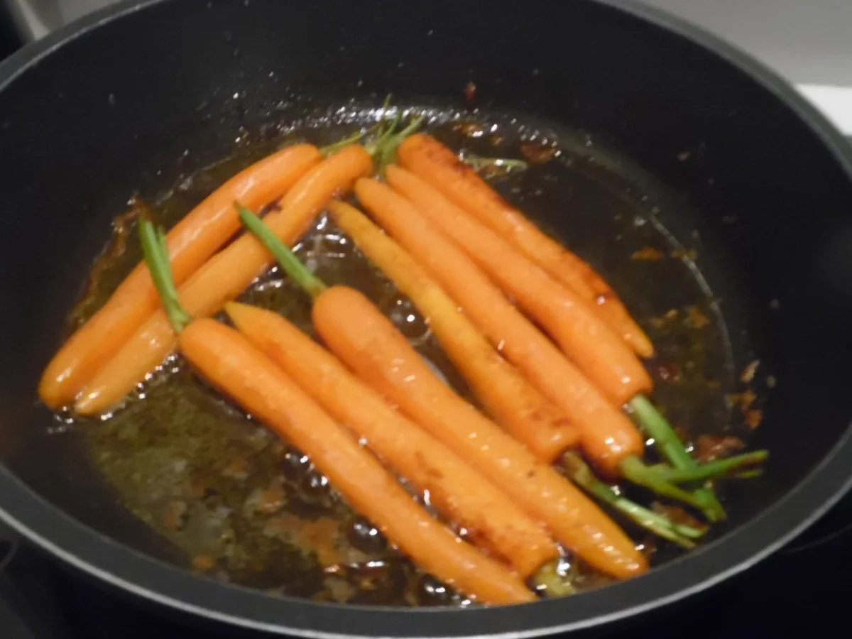 Schweinefilet-Köpfe mit Trüffel-Rahm-Soße, glasierten Möhren und Fusilli - Rezept - Bild Nr. 4254