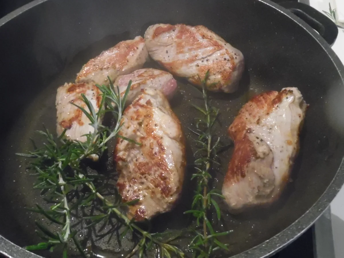 Schweinefilet-Köpfe mit Trüffel-Rahm-Soße, glasierten Möhren und Fusilli - Rezept - Bild Nr. 4255