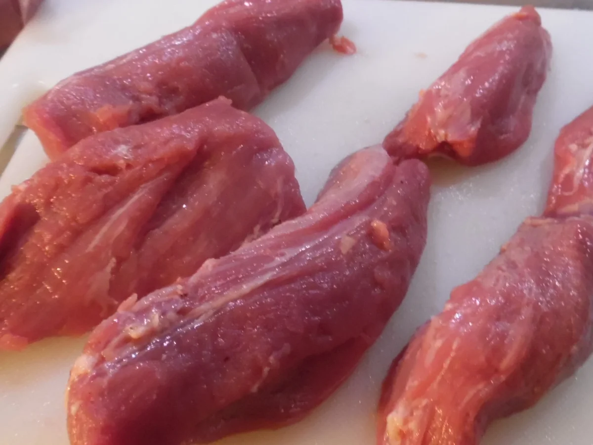 Schweinefilet-Köpfe mit Trüffel-Rahm-Soße, glasierten Möhren und Fusilli - Rezept - Bild Nr. 4256