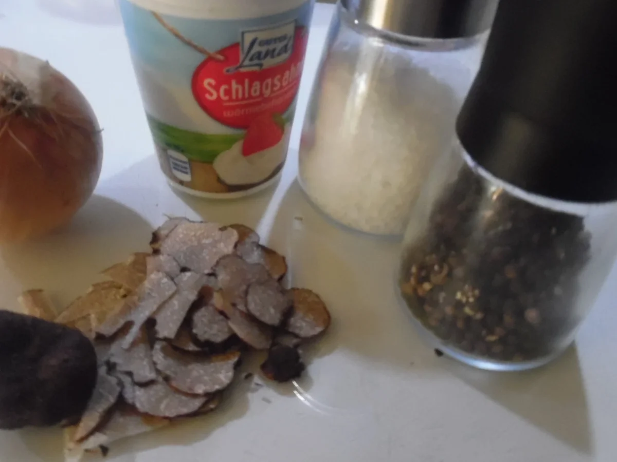 Schweinefilet-Köpfe mit Trüffel-Rahm-Soße, glasierten Möhren und Fusilli - Rezept - Bild Nr. 4258