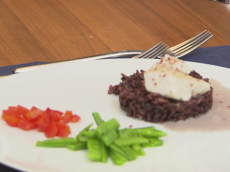 Zanderfilet auf lila Reis, Kokossauce mit Purple Curry, Paprikawürfeln ...