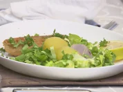 Fränkisches Karpfenfilet in Bierteig mit Bouillonkartoffeln im Endiviennest - Rezept - Bild Nr. 2