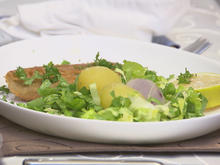 Fränkisches Karpfenfilet in Bierteig mit Bouillonkartoffeln im Endiviennest - Rezept - Bild Nr. 2