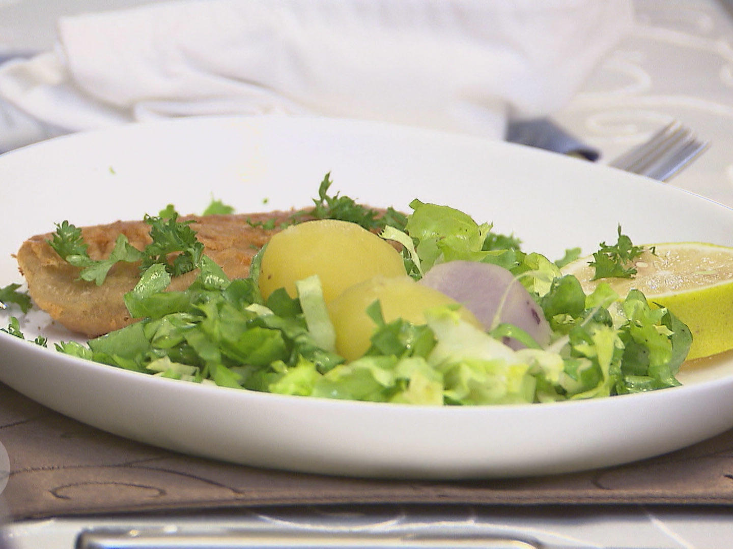 Bilder für Fränkisches Karpfenfilet in Bierteig mit Bouillonkartoffeln im Endiviennest - Rezept