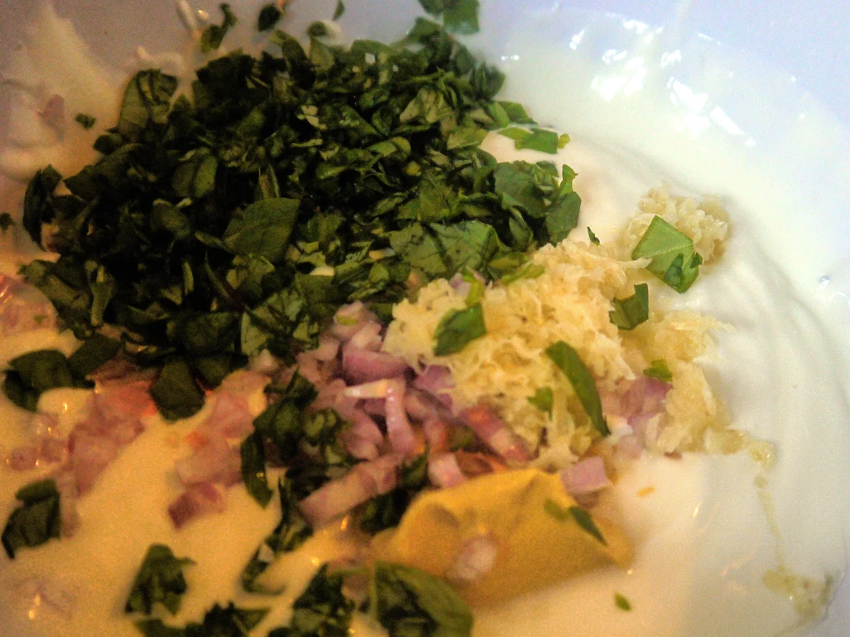 Basilikum-Kartoffelsalat auf Joghurtbasis - Rezept - Bild Nr. 4