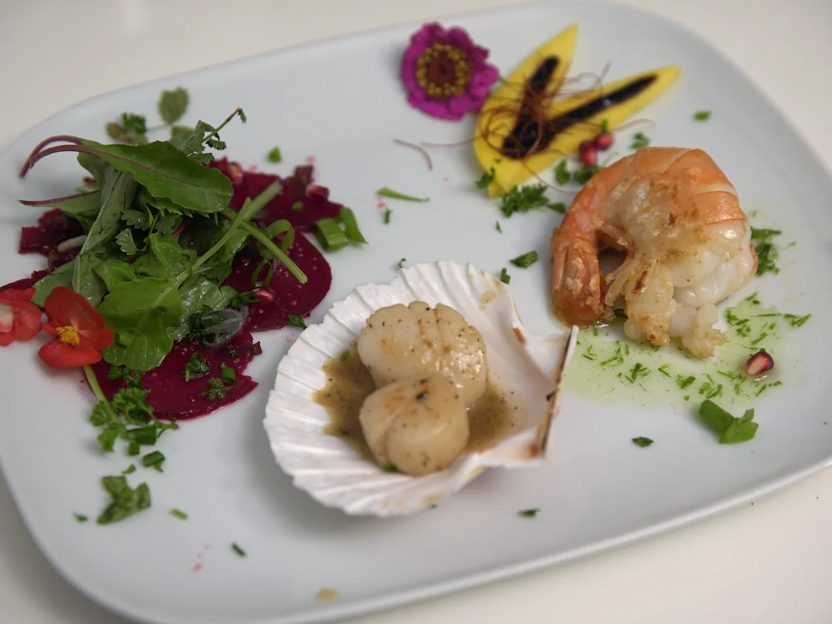 Rezept: Wildkräutersalat auf einem Rote Beete Bett, in Crémant getränkten Jakobsmuscheln Bild Nr. 4324 Wildkräutersalat auf einem Rote Beete Bett, in Crémant getränkten Jakobsmuscheln - Rezept - Bild Nr. 4324