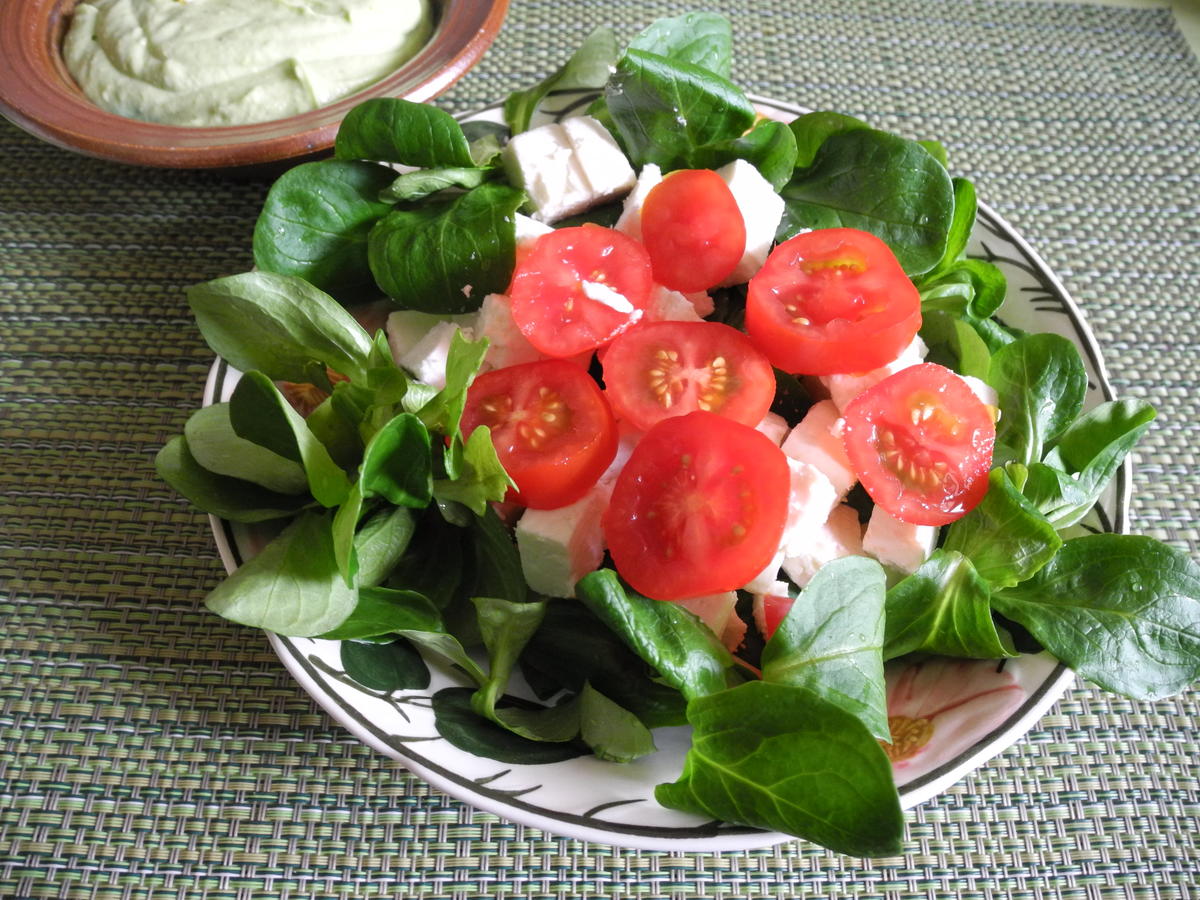 Maultaschen mit Gemüsefüllung in Knoblauch - Butter mit Salatteller - Rezept - Bild Nr. 4332