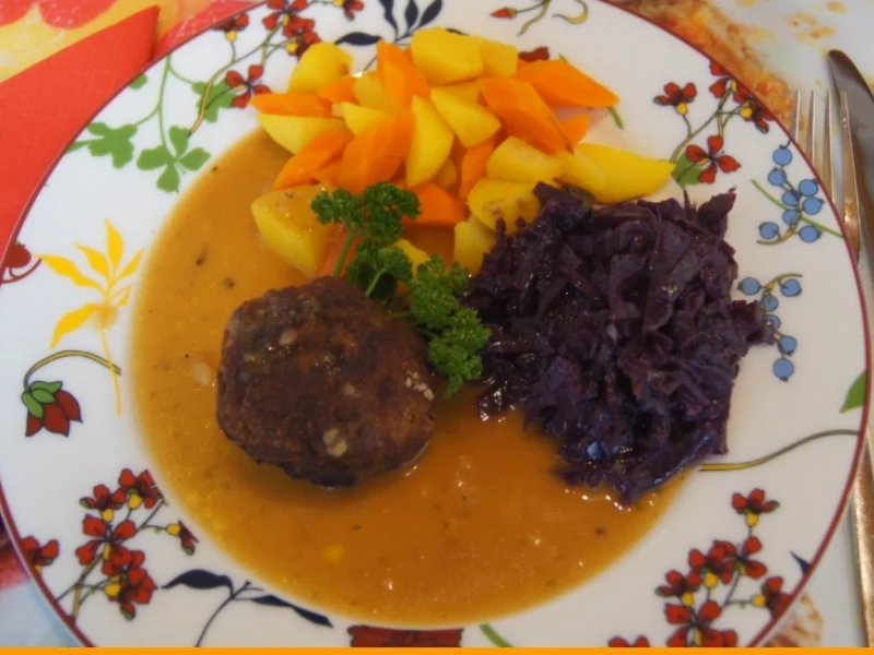 Rezept: Tatarbuletten mit Sauce, Möhren-Kartoffel-Mix und Ananas-Apfel-Rotkohl Bild Nr. 2 Tatarbuletten mit Sauce, Möhren-Kartoffel-Mix und Ananas-Apfel-Rotkohl - Rezept - Bild Nr. 2