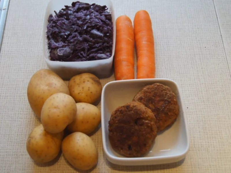 Rezept: Tatarbuletten mit Sauce, Möhren-Kartoffel-Mix und Ananas-Apfel-Rotkohl Bild Nr. 3 Tatarbuletten mit Sauce, Möhren-Kartoffel-Mix und Ananas-Apfel-Rotkohl - Rezept - Bild Nr. 3