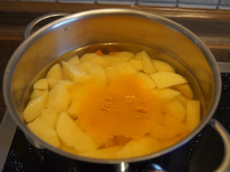 Rezept: Tatarbuletten mit Sauce, Möhren-Kartoffel-Mix und Ananas-Apfel-Rotkohl Bild Nr. 4344 Tatarbuletten mit Sauce, Möhren-Kartoffel-Mix und Ananas-Apfel-Rotkohl - Rezept - Bild Nr. 4344