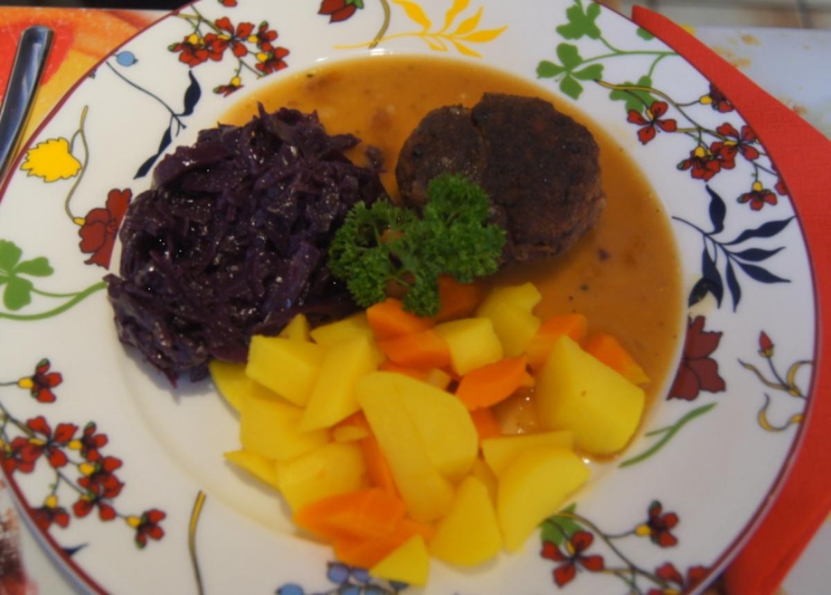 Tatarbuletten mit Sauce, Möhren-Kartoffel-Mix und Ananas-Apfel-Rotkohl - Rezept - Bild Nr. 4346