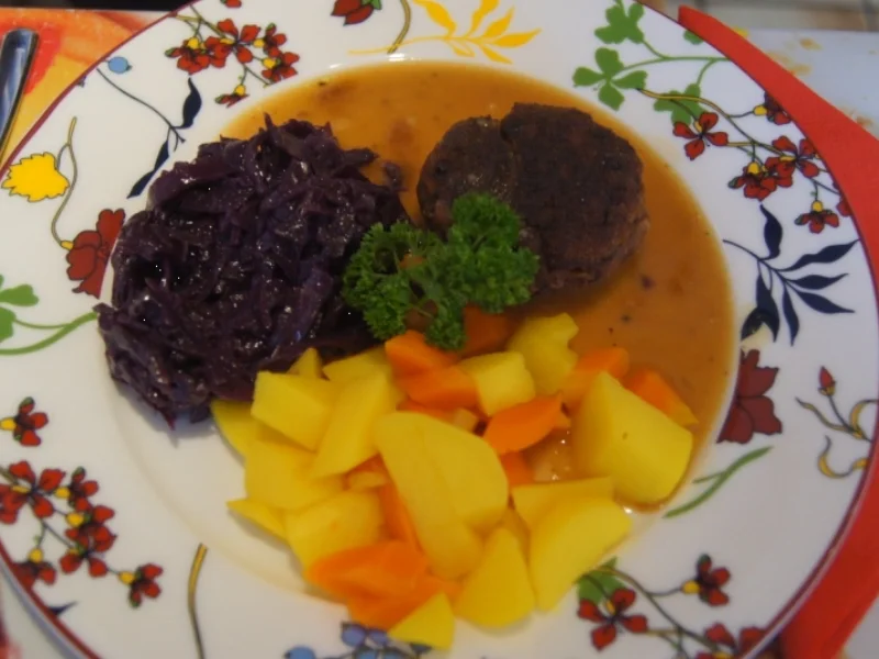 Rezept: Tatarbuletten mit Sauce, Möhren-Kartoffel-Mix und Ananas-Apfel-Rotkohl Bild Nr. 4346 Tatarbuletten mit Sauce, Möhren-Kartoffel-Mix und Ananas-Apfel-Rotkohl - Rezept - Bild Nr. 4346