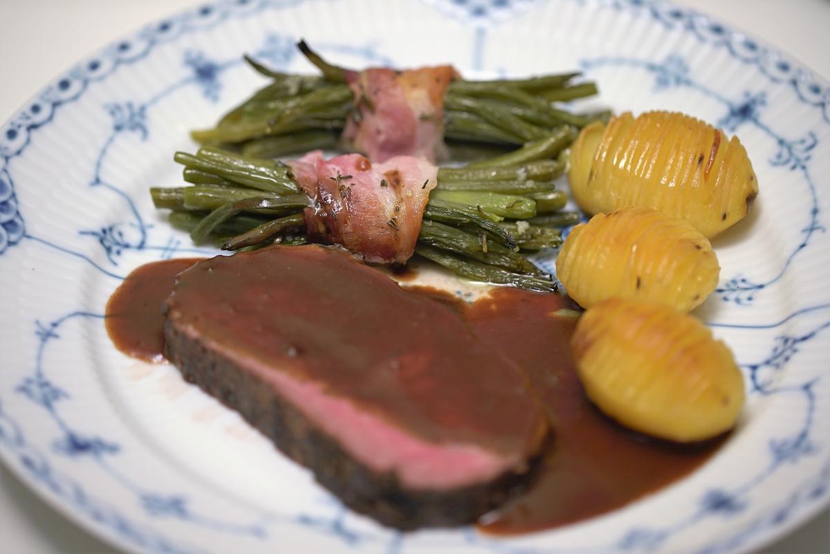 Roastbeef mit Rotweinsauce, grünen Bohnen im Speckmantel und Hasselbachkartoffeln - Rezept - Bild Nr. 2