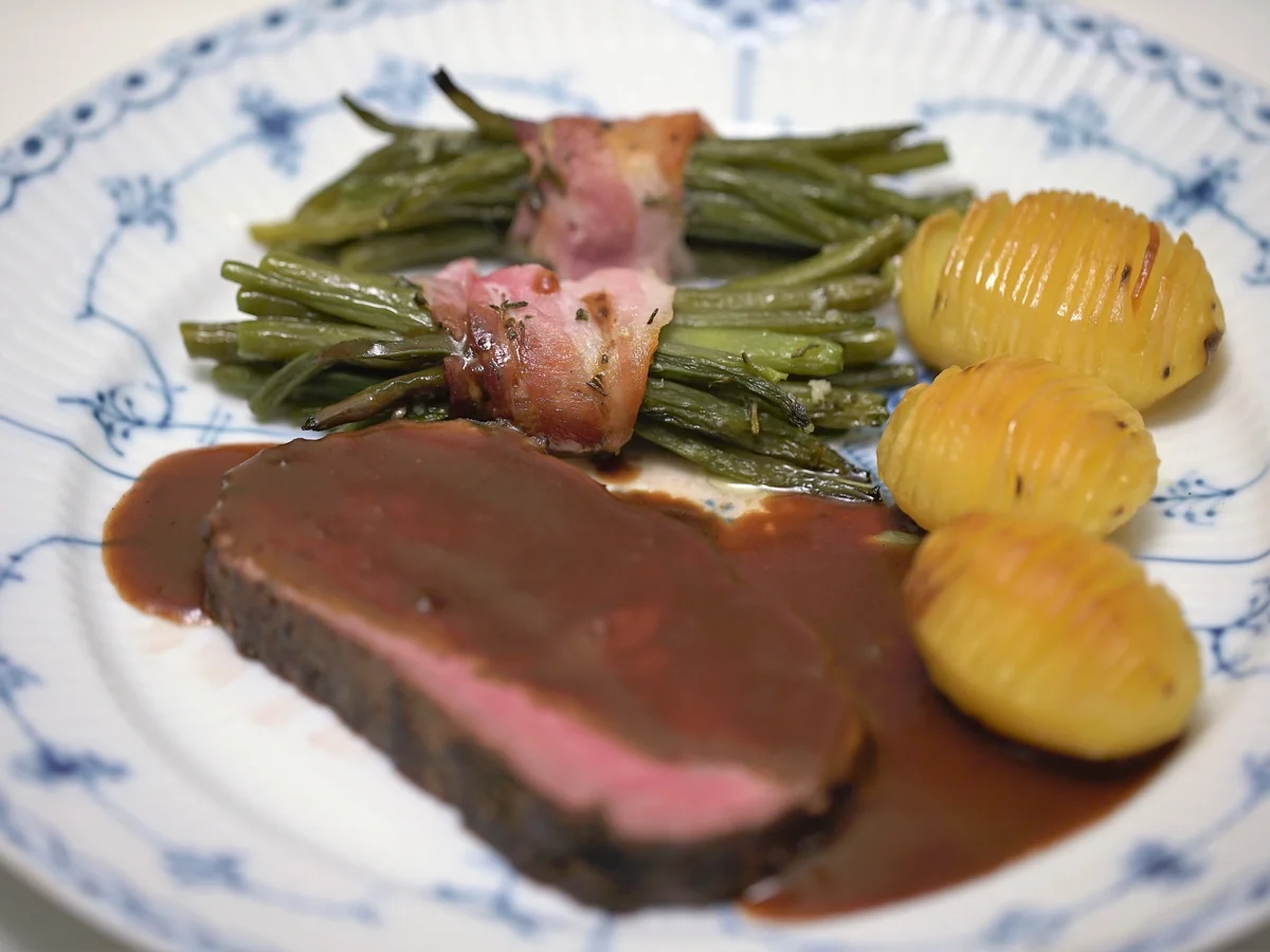 Rezept: Roastbeef mit Rotweinsauce, grünen Bohnen im Speckmantel und Hasselbachkartoffeln Bild Nr. 2 Roastbeef mit Rotweinsauce, grünen Bohnen im Speckmantel und Hasselbachkartoffeln - Rezept - Bild Nr. 2