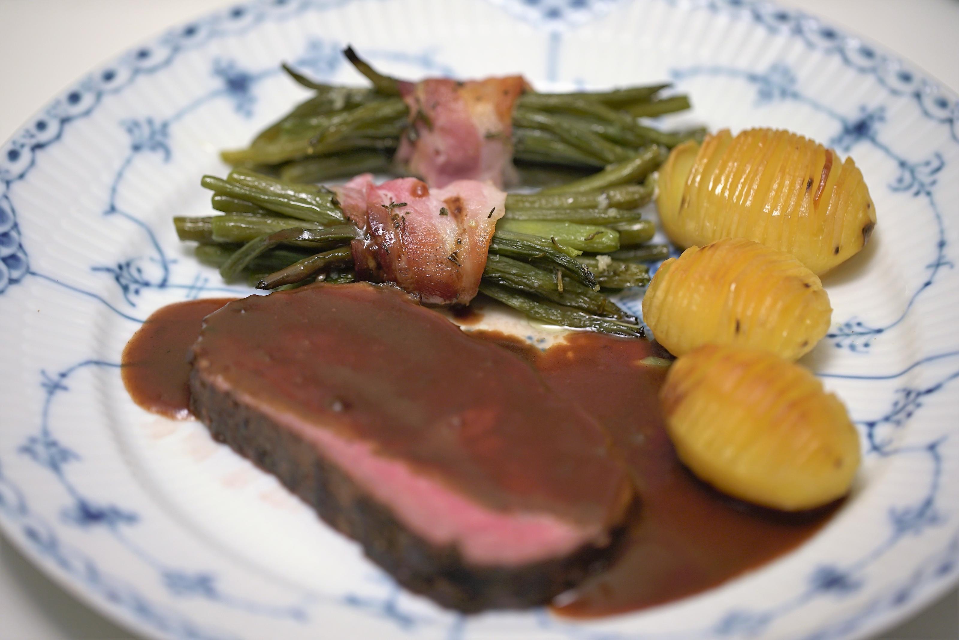 Bilder für Roastbeef mit Rotweinsauce, grünen Bohnen im Speckmantel und Hasselbachkartoffeln - Rezept