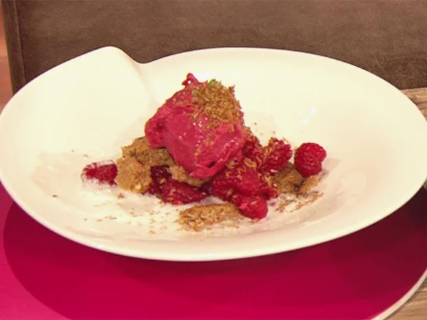 Rezept: Kokossüppchen mit Himbeereis (Pietro Lombardi) Bild Nr. 2 Kokossüppchen mit Himbeereis (Pietro Lombardi) - Rezept - Bild Nr. 2