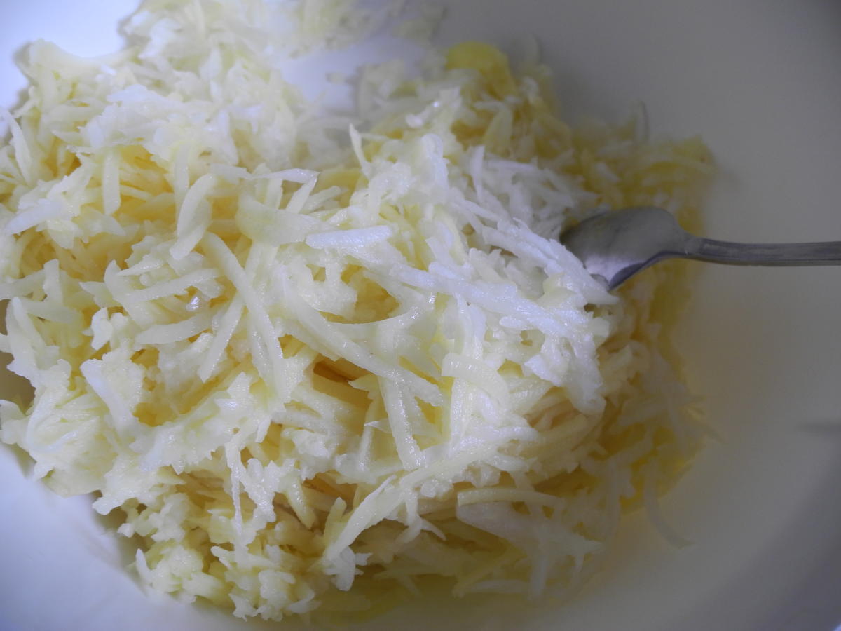 Kartoffel - Sauerkraut - Puffer mit Joghurt - Gurken - Salat - Rezept - Bild Nr. 4413