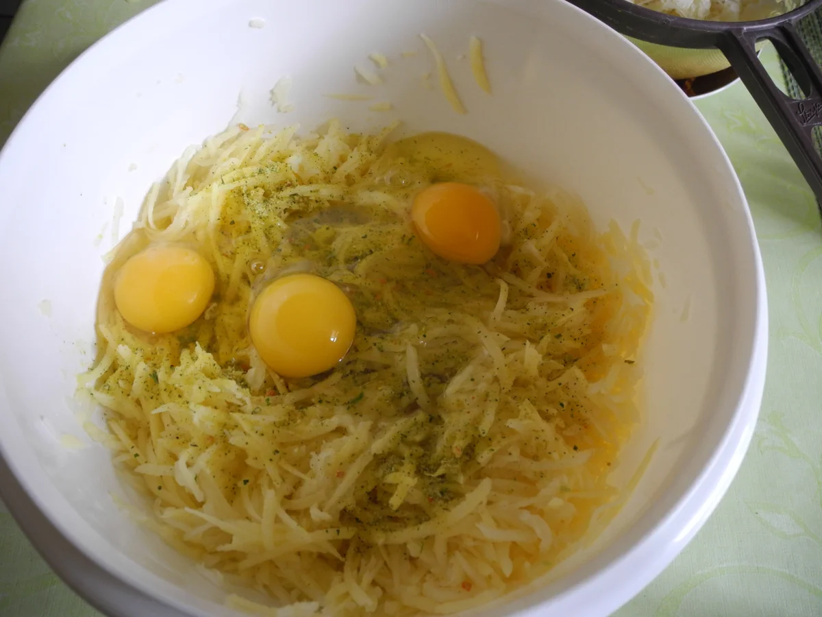 Kartoffel - Sauerkraut - Puffer mit Joghurt - Gurken - Salat - Rezept - Bild Nr. 4414