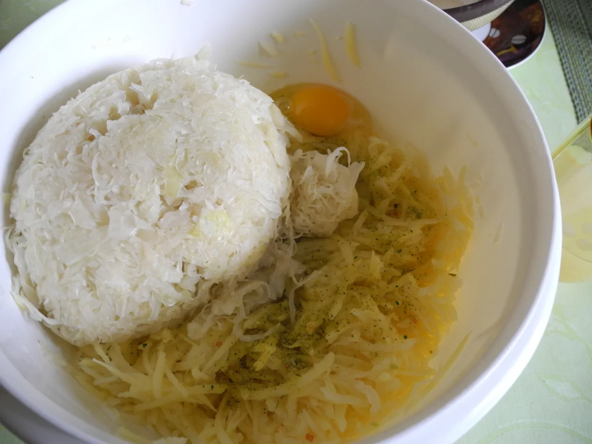 Kartoffel - Sauerkraut - Puffer mit Joghurt - Gurken - Salat - Rezept - Bild Nr. 4415