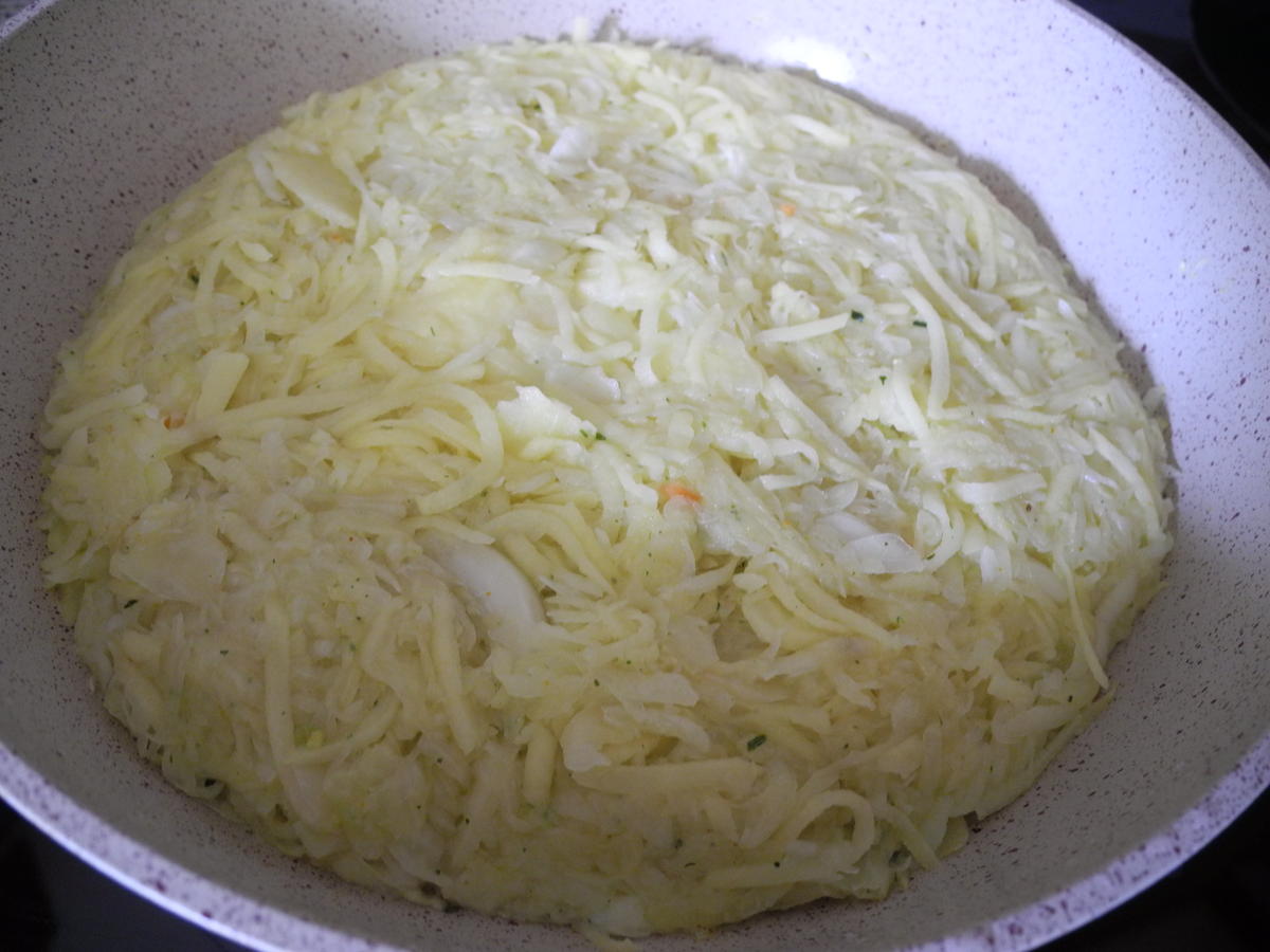 Kartoffel - Sauerkraut - Puffer mit Joghurt - Gurken - Salat - Rezept - Bild Nr. 4416