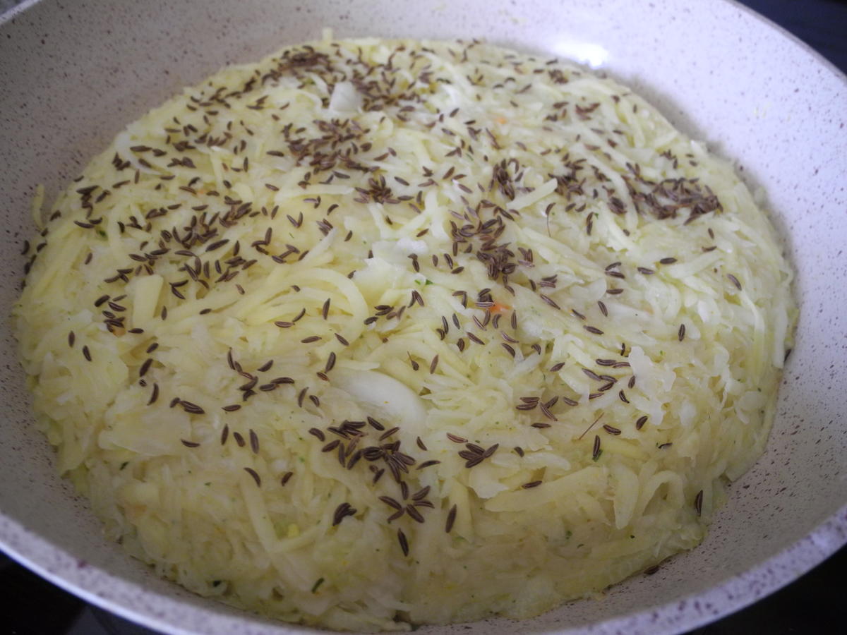 Kartoffel - Sauerkraut - Puffer mit Joghurt - Gurken - Salat - Rezept - Bild Nr. 4417