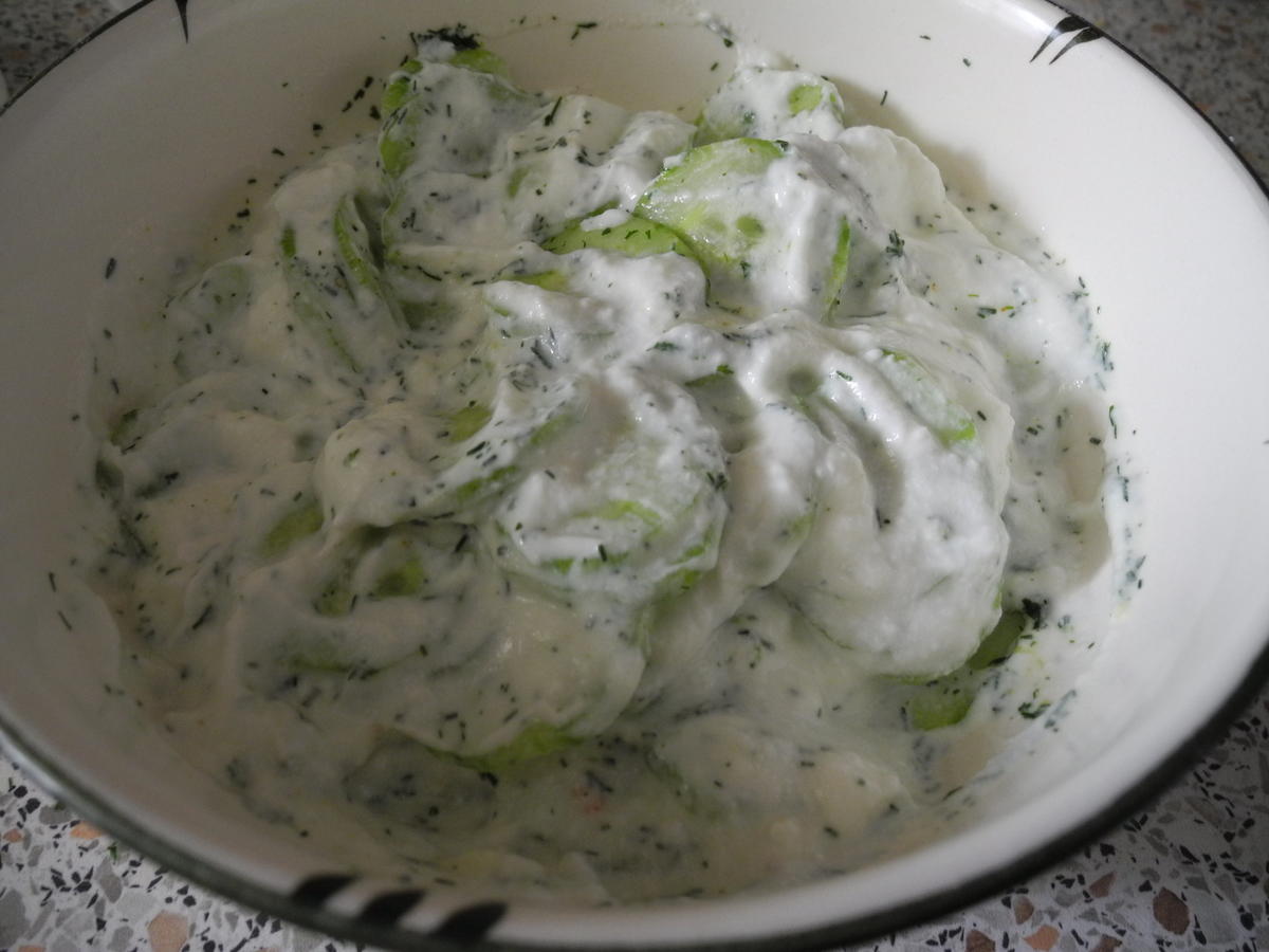 Kartoffel - Sauerkraut - Puffer mit Joghurt - Gurken - Salat - Rezept - Bild Nr. 4423