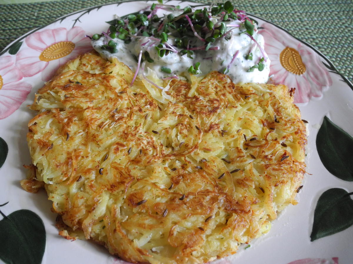 Kartoffel - Sauerkraut - Puffer mit Joghurt - Gurken - Salat - Rezept - Bild Nr. 4425