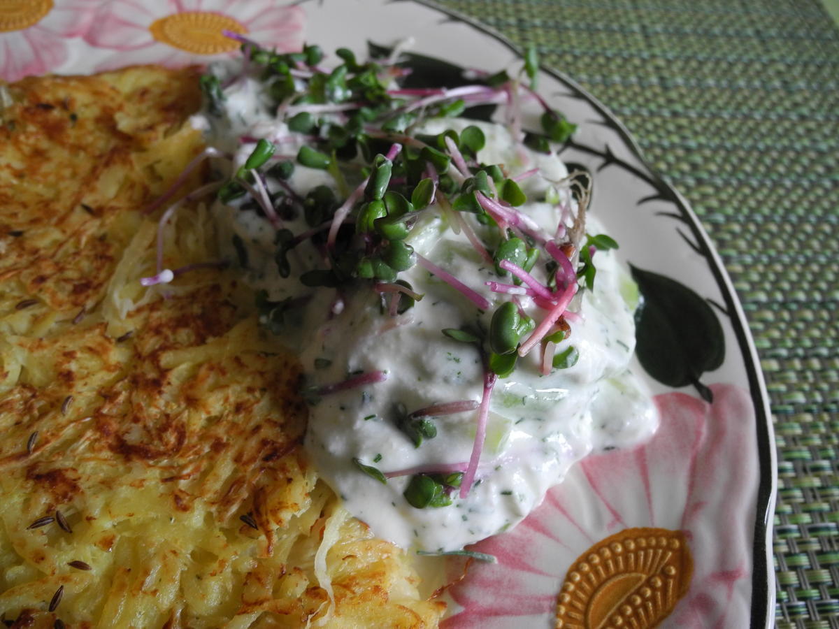 Kartoffel - Sauerkraut - Puffer mit Joghurt - Gurken - Salat - Rezept - Bild Nr. 4426