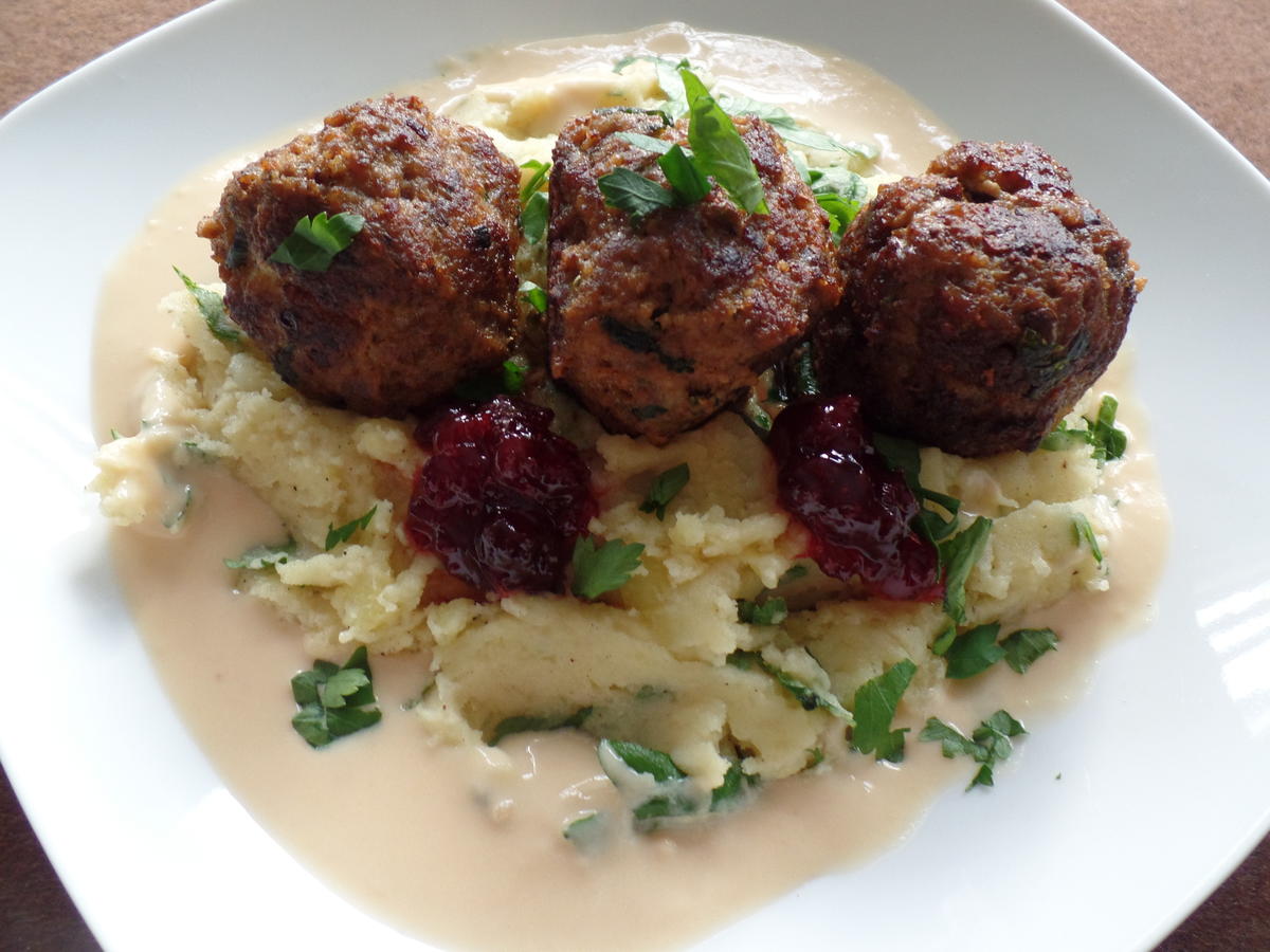 Hackbällchen in Champignon-Sahne-Soße mit Bandnudeln - Rezept - kochbar.de