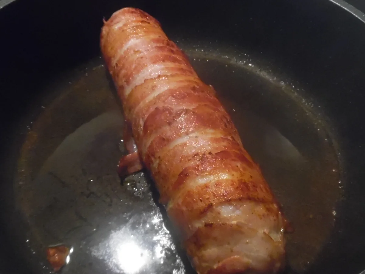 Schweinefilet im Bacon-Mantel mit Pflaumen-Frischkäsefüllung und Madeira-Pflaumensoße - Rezept - Bild Nr. 4437