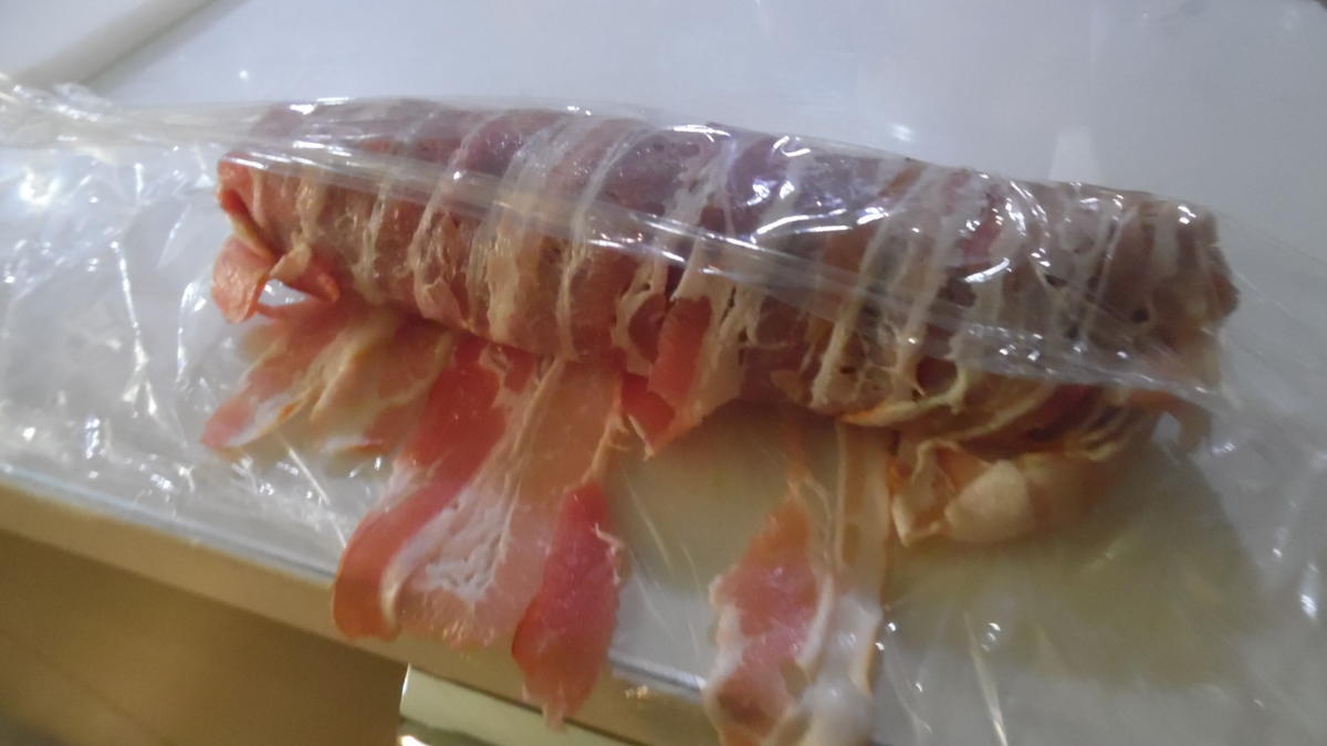 Schweinefilet im Bacon-Mantel mit Pflaumen-Frischkäsefüllung und Madeira-Pflaumensoße - Rezept - Bild Nr. 4438