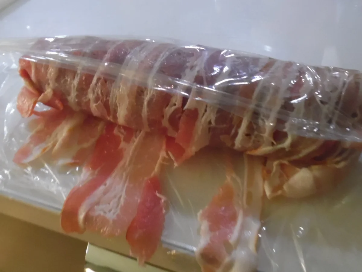 Schweinefilet im Bacon-Mantel mit Pflaumen-Frischkäsefüllung und Madeira-Pflaumensoße - Rezept - Bild Nr. 4438