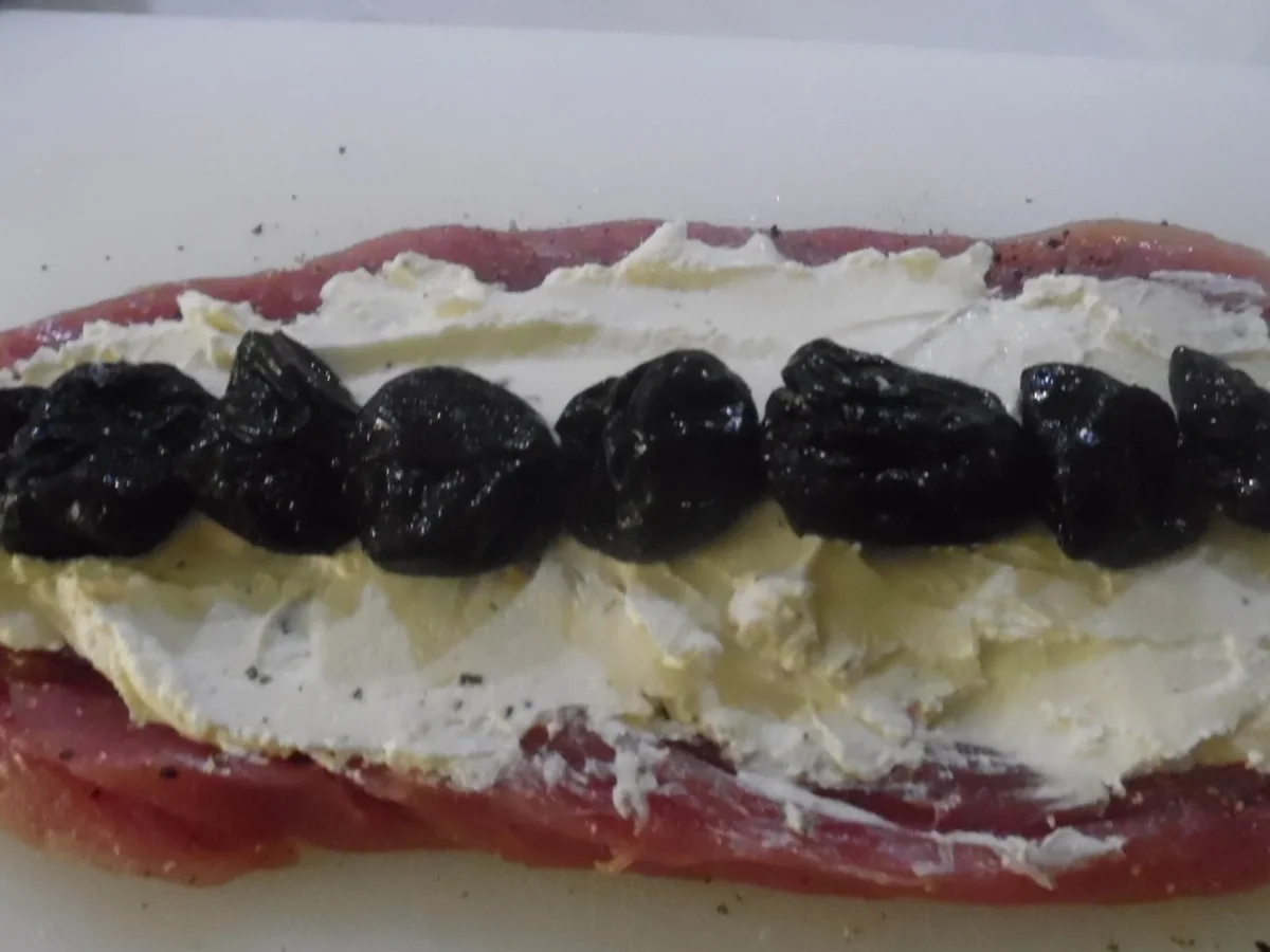 Schweinefilet im Bacon-Mantel mit Pflaumen-Frischkäsefüllung und Madeira-Pflaumensoße - Rezept - Bild Nr. 4439