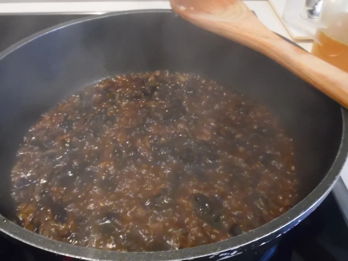 Schweinefilet im Bacon-Mantel mit Pflaumen-Frischkäsefüllung und Madeira-Pflaumensoße - Rezept - Bild Nr. 4444