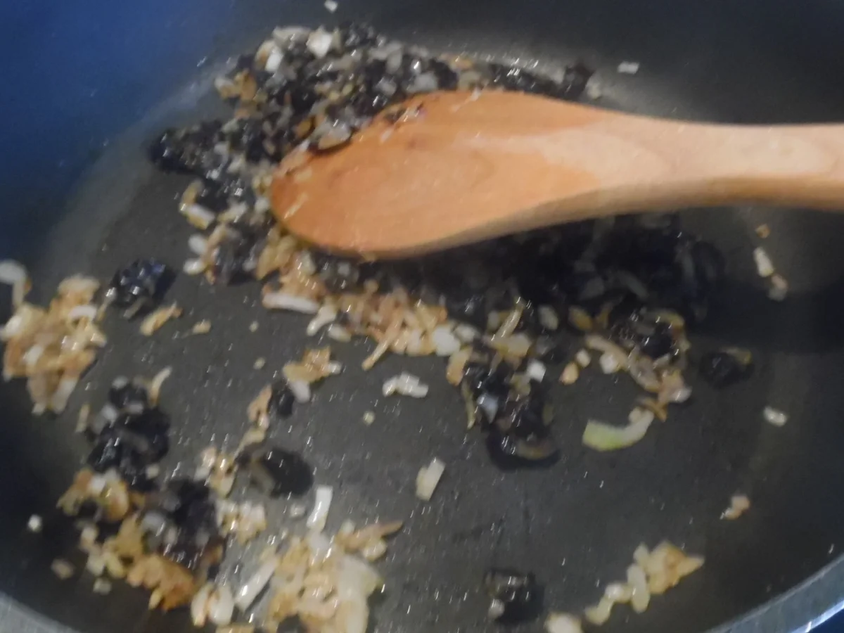 Schweinefilet im Bacon-Mantel mit Pflaumen-Frischkäsefüllung und Madeira-Pflaumensoße - Rezept - Bild Nr. 4445