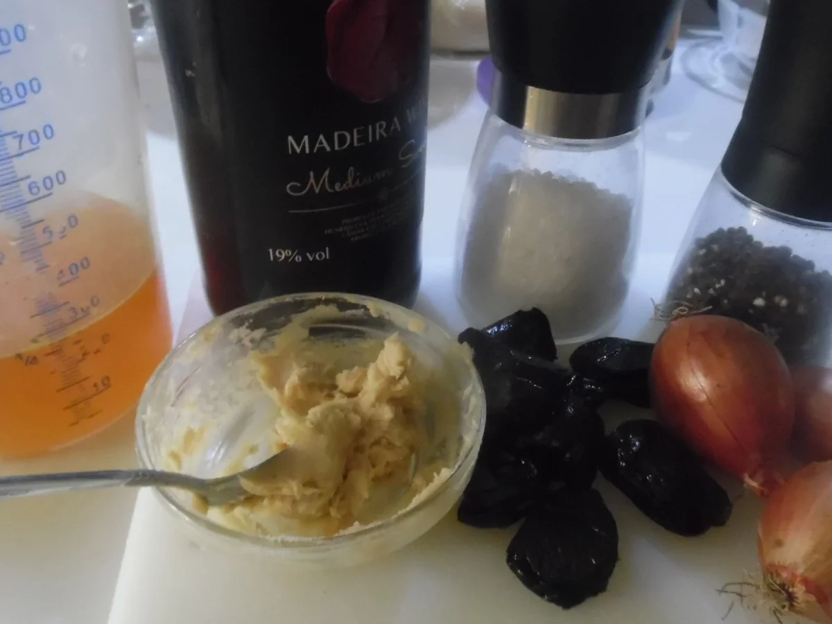 Schweinefilet im Bacon-Mantel mit Pflaumen-Frischkäsefüllung und Madeira-Pflaumensoße - Rezept - Bild Nr. 4447