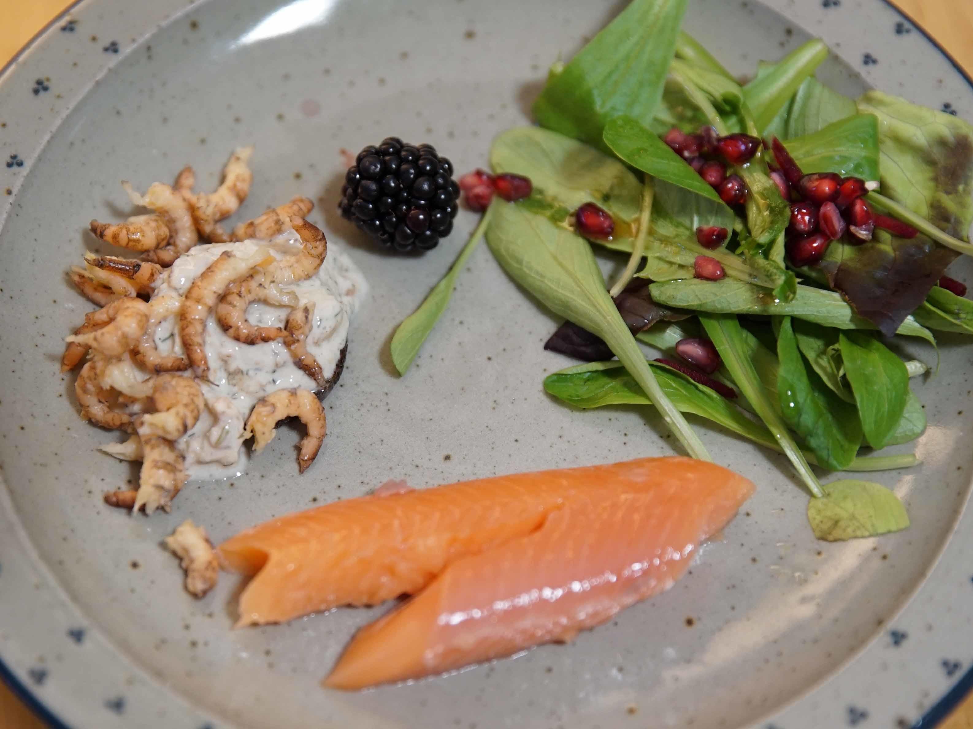 Bilder für Geräucherte Forelle an Salat, mit einem Pumpernickel und selbst gepulten Nordseekrabben - Rezept