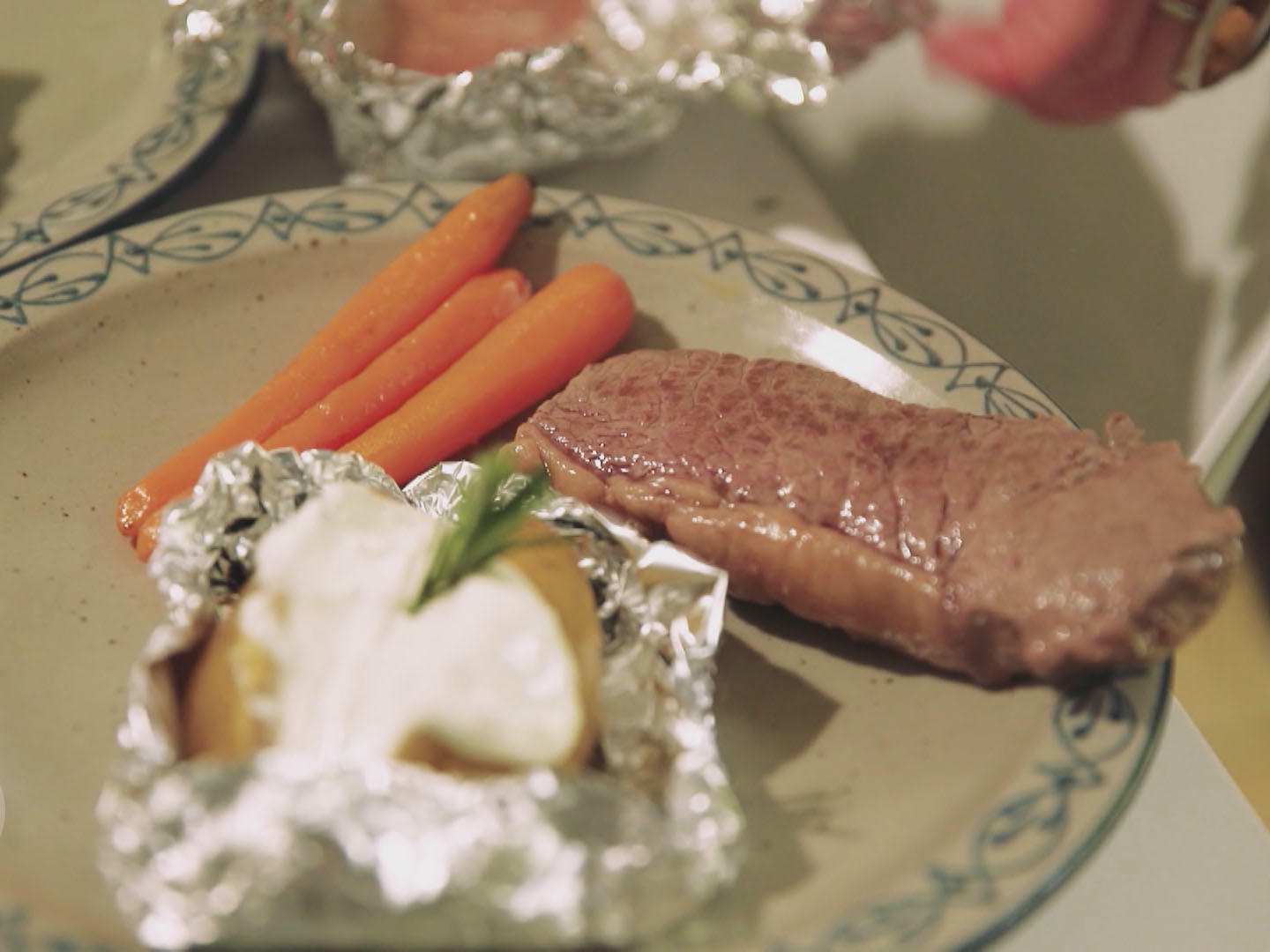 Bilder für Steak vom Galloway Rind, dazu Folienkartoffel und karamellisierte Möhren - Rezept