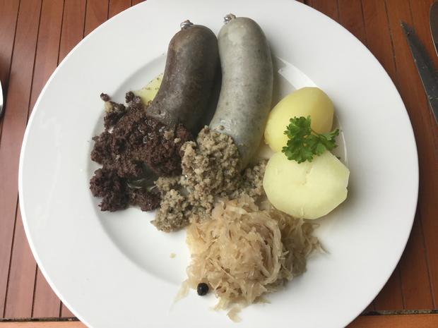 Blut- und Leberwurst mit Kartoffeln und Sauerkraut - Rezept - kochbar.de