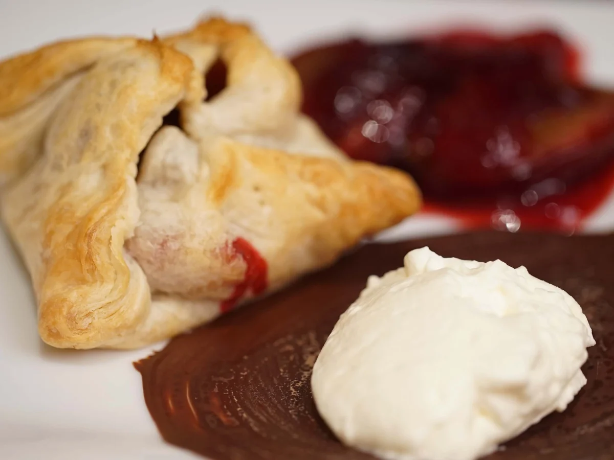 Zwetschgen-Pompadurs mit feinem Zwetschgenkompott und geschlagener Sahne - Rezept - Bild Nr. 2