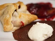 Zwetschgen-Pompadurs mit feinem Zwetschgenkompott und geschlagener Sahne - Rezept - Bild Nr. 2