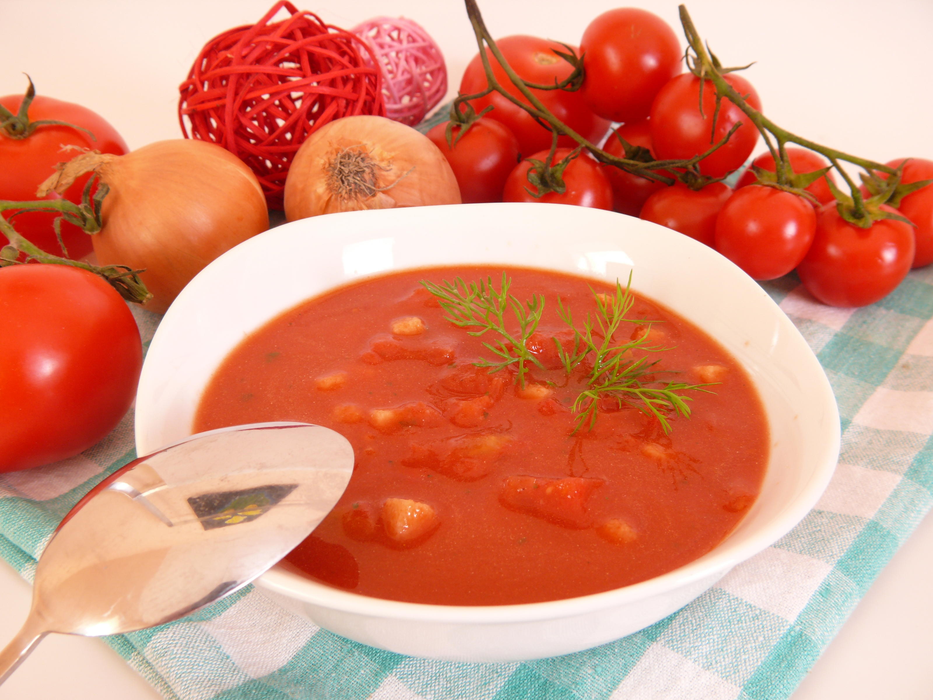 Bilder für Tomatensuppe mit rote Zwiebel und Knoblauchzehe Rezept