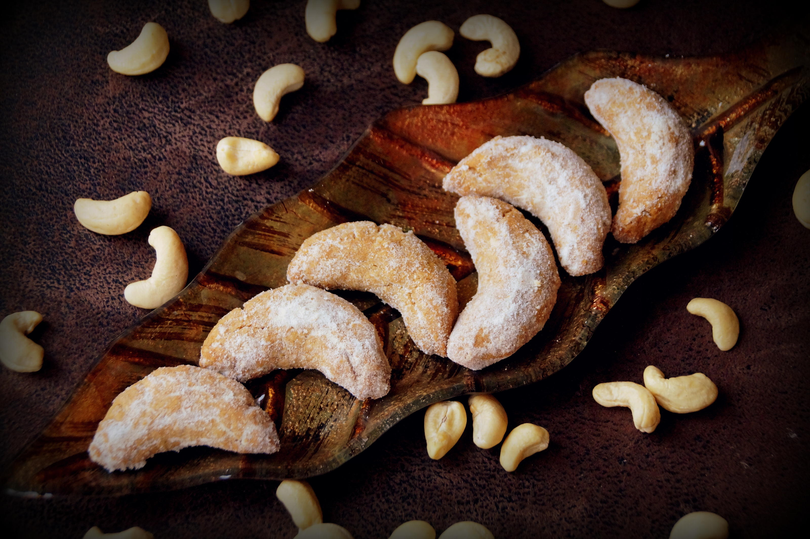 Bilder für Weihnachtsplätzchen: Ingwer-Nuss-Kipferl - Rezept