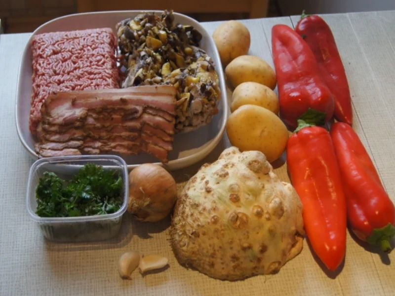 Gefüllte Spitzpaprika auf Waldpilzrahmsauce mit herzhaften Sellerie-Kartoffelstampf - Rezept - Bild Nr. 4469