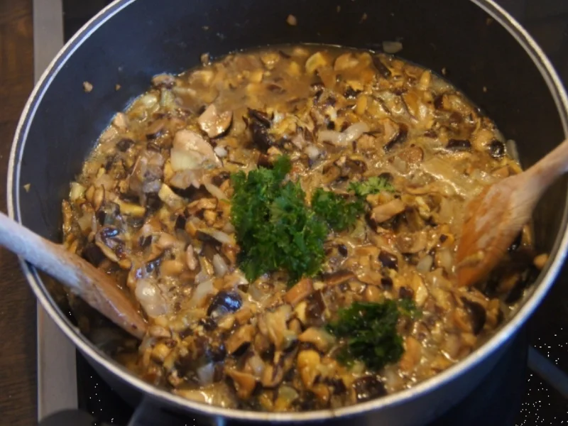 Gefüllte Spitzpaprika auf Waldpilzrahmsauce mit herzhaften Sellerie-Kartoffelstampf - Rezept - Bild Nr. 4476