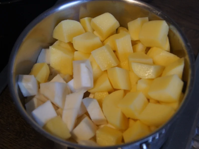 Gefüllte Spitzpaprika auf Waldpilzrahmsauce mit herzhaften Sellerie-Kartoffelstampf - Rezept - Bild Nr. 4479